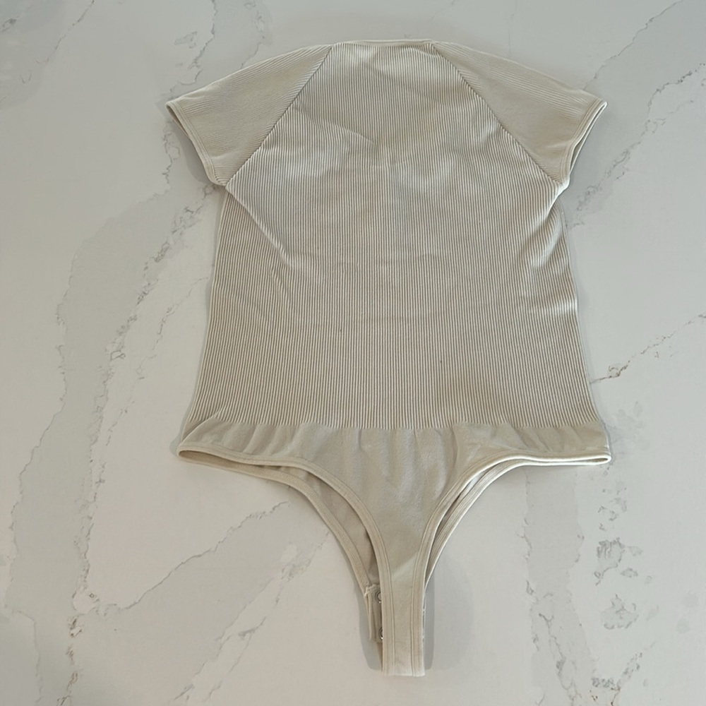 Bundle Dynamite Cream Bodysuit & TNA Long Sleeves Cropped Tee-shirt Size Small - Picture 11 of 13